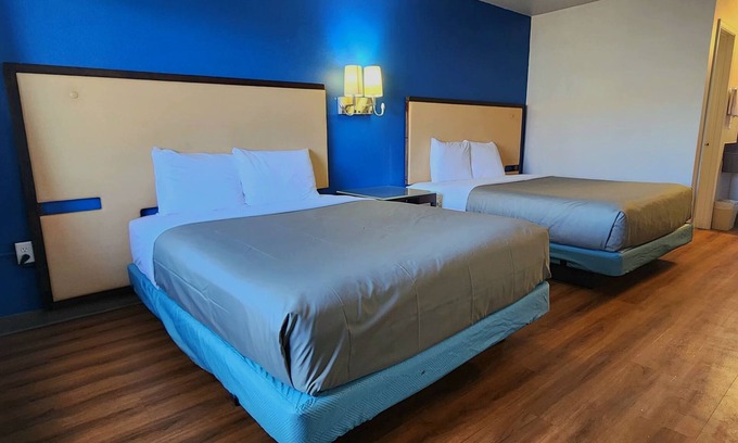 Miner Hotel | Country Yard Inn and Suite