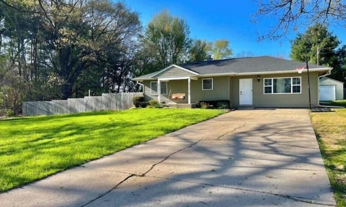 Dixon House | Countryside Charm : 3BR, 2BA + 1 Acre Of Land