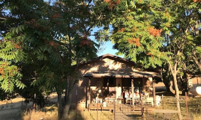 Fiddletown Cottage | Cowboy Cabin Rustic cottage near Wine Country