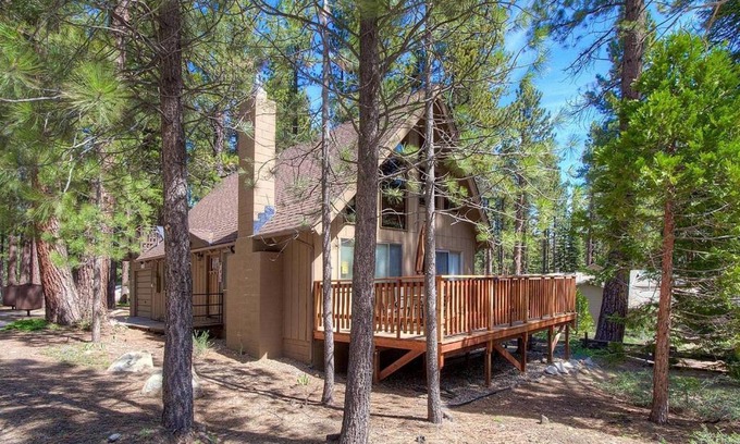 South Lake Tahoe House | Coyote Den by Lake Tahoe Accommodations