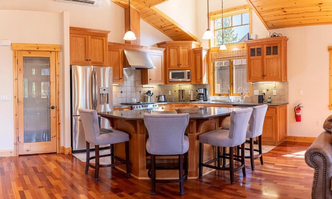 Truckee House | Coyote Run Retreat by Tahoe Getaways - 3BR Pet Friendly with HOA Amenities, Minutes to Downtown Truckee & Northstar Resort!