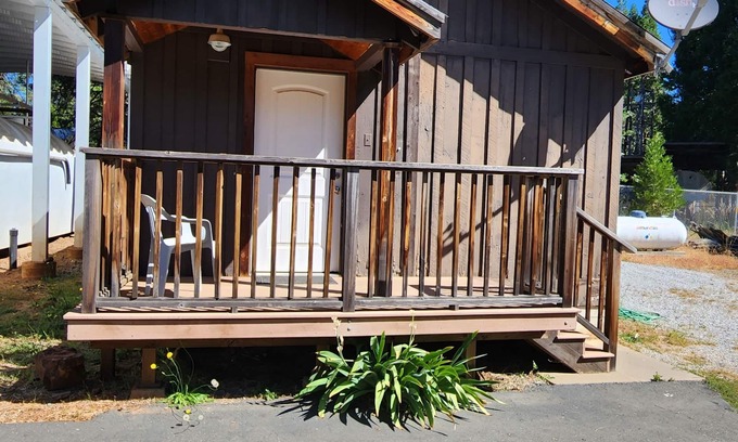Trinity Center Cabin | Cozy 1 bedroom cabin in peaceful Trinity Center with AC