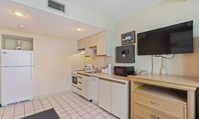 Downtown Myrtle Beach Hotel | Cozy 1 BR Oceanfront