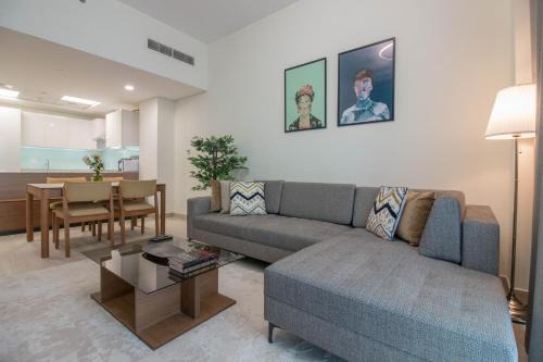 Bur Dubai Apartment | Cozy 1BR Apart With Pool And Gym 10mins Away By drive to DXB Airport