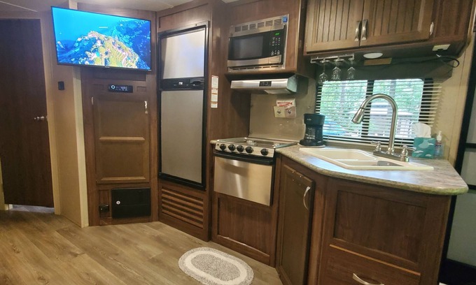Comfort RV Rental | Cozy 2-bdrm campground trailor, w/Tiny 1 bed home in nature Richlands! 6 total!