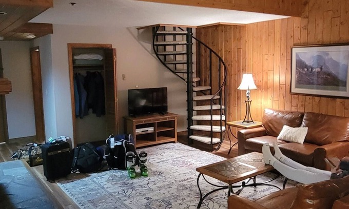 Big Sky Condo | Cozy 2 bed condo w loft, hot tub and pool. ski shuttle. 1/8 mile to base