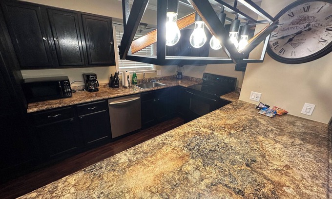 Hernando House | Cozy 2 bedroom 2 Bathroom House!Close to great food and entertainment!