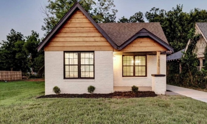 Central Oklahoma City Cottage | Cozy 2 Bedroom 2 Bath Cottage in Central OKC Pets ✅