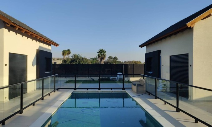 Safsufa Ski Chalet | Cozy 2-bedroom chalet in enchanting Kfar Hoshen with swimming pool, AC, WiFi