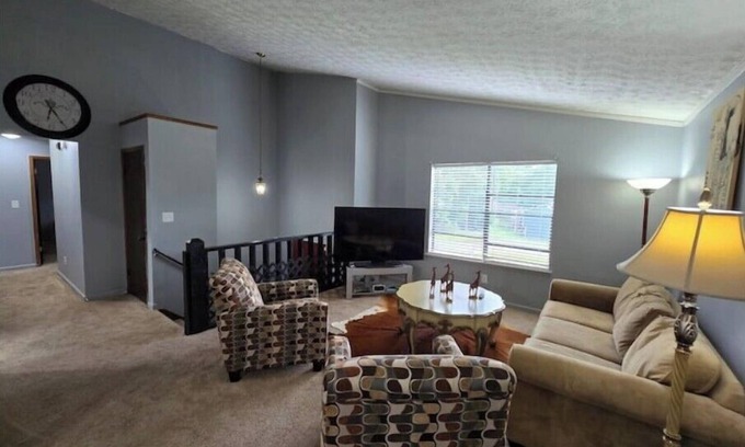 Riverdale House | Cozy 2-bedroom house with AC and WiFi in College Park