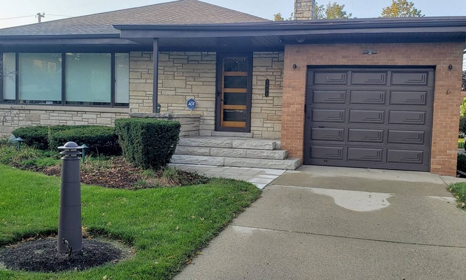 Skokie House | Cozy 2 bedroom house/w garage in Skokie