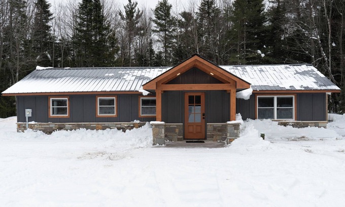 Paradise House | Cozy 2-bedroom house with WiFi in Paradise near restaurants and attractions