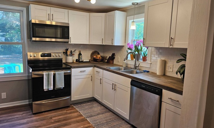 Warrington Cottage | Cozy 2-bedroom neighborhood oasis cottage