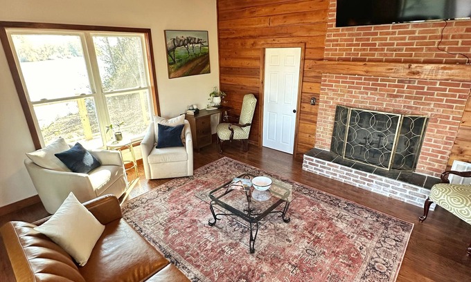 Columbus Cabin | Cozy 2-Bedroom River Front Cabin in Columbus, MS