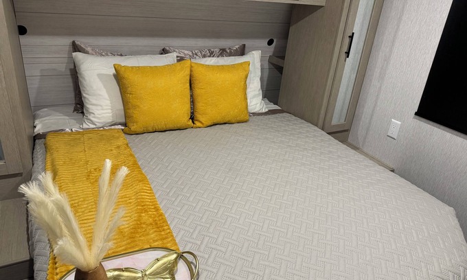 Las Vegas House | Cozy 2-bedroom RV in fabulous Las Vegas Close to downtown with WiFi and A/C