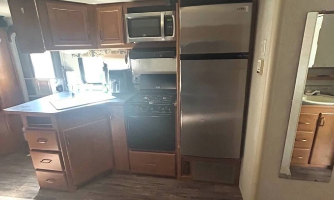 Euclid House | Cozy 2-bedroom RV with WiFi, AC in peaceful Euclid
