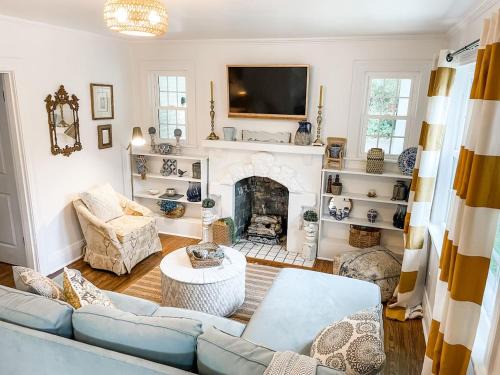 Columbia House | Cozy 2BR Apt w KING in historic dist. 1mi to sq.