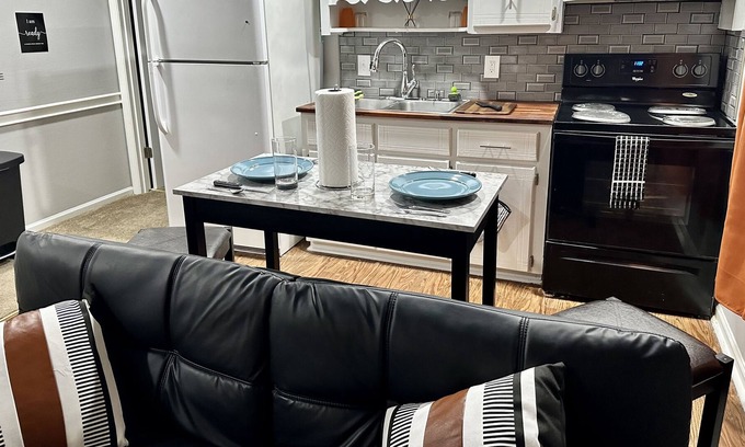 West Columbia Apartment | Cozy 2BR Getaway-Fully Furnished-10min To Airport