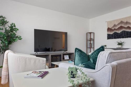 Des Plaines Apartment | Cozy 2BR Near O Hare Free WiFi and Parking