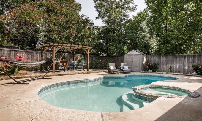 Central Oklahoma City House | Cozy 3 bdrm w/pool & hot tub!
