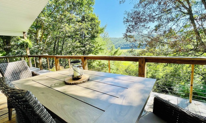 Franklin House | Cozy, 3 Bed, 2.5 Bath, WV mountain escape w/hot tub, fireplace, mountain view