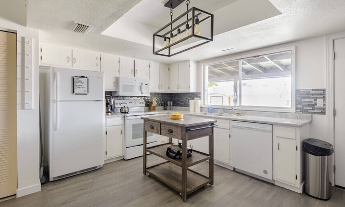 North Mountain House | Cozy 3 bed 2 baths in middle Glendale