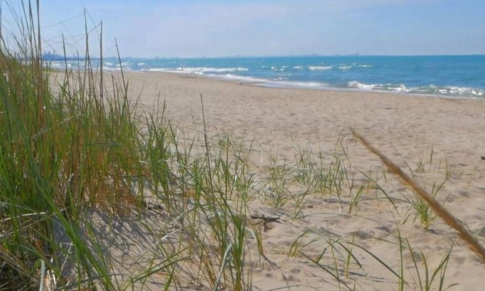 Miller Beach Condo | Cozy 3-bedroom 3 bathroom condo with AC, WiFi in charming Miller Beach