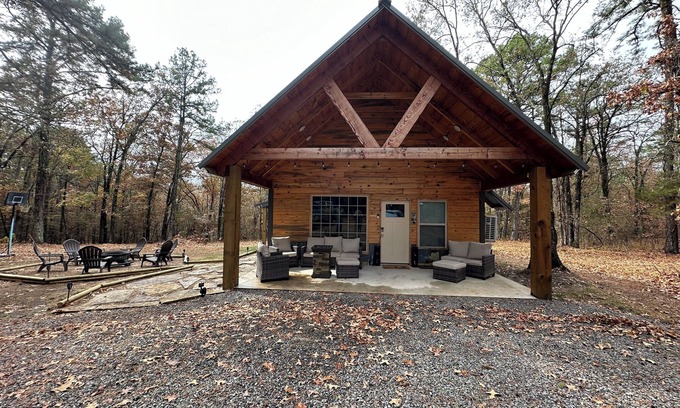 Winrock Cabin | Cozy 3-bedroom cabin on Petit Jean Mountain with AC, WiFi