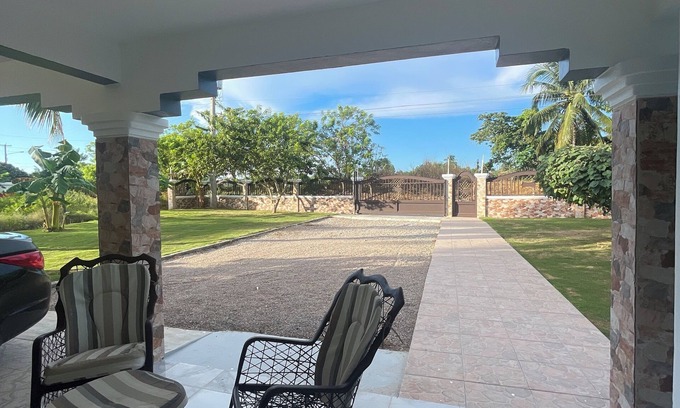 Villa Riva House | Cozy 3-Bedroom gated house with AC, WiFi, and TV: comfort and relaxation await.