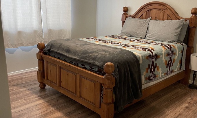 Wittmann House | Cozy 3-bedroom horse property with stalls and arena! Wittmann with WiFi, AC,