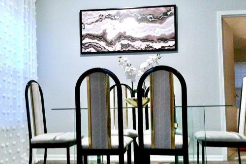 Olathe House | Cozy 3 Bedrooms and 2 baths in Olathe sleeps 8.