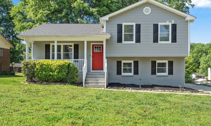 Toddville Road House | Cozy 3BR Gem with Home Theater near Uptown & Airport