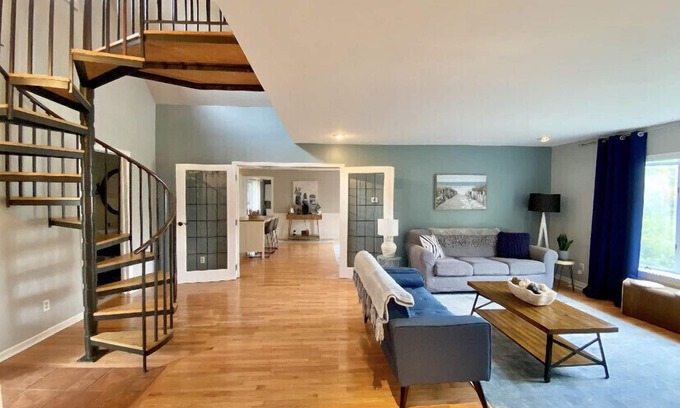 Riverside House | COZY 3BR HARBOR HOUSE NEAR LAKE MICHIGAN, HUGE DECK AND YARD