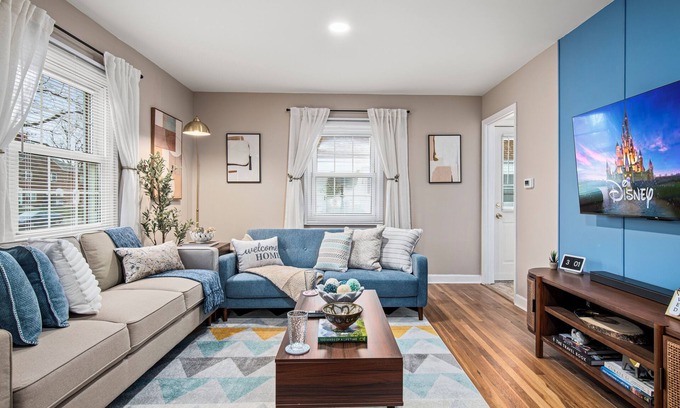 Central Clintonville House | Cozy 3BR: King Bed, Pool Table, Free Parking, Near OSU & Convention Center!