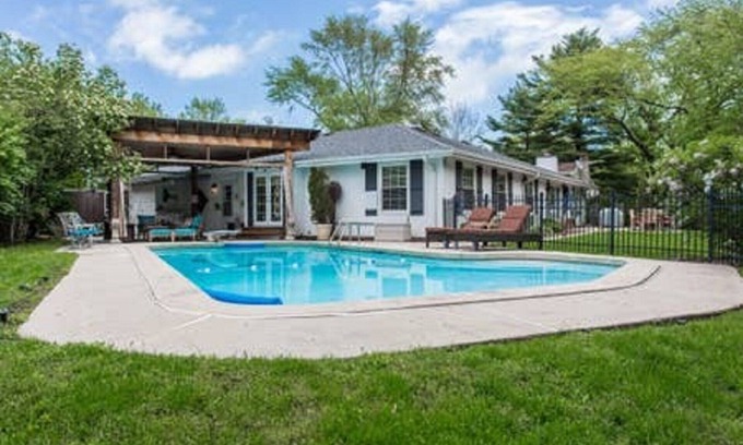 Glenview House | Cozy 4 Bedroom/2 Bath Cozy Home In East Glenview With Inground Pool!