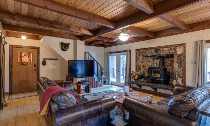 Glencoe Cabin | Cozy 4 bedroom Cabin with Hot Tub and BLS & Sequoia Woods access