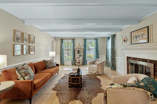 Cary House | Cozy 4bd Home - NC State & Airport nearby