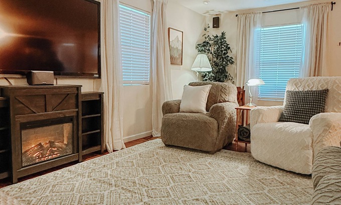 Shasta View House | Cozy 4bd Home w/3 King Beds + EV Charger + Trailer Parking