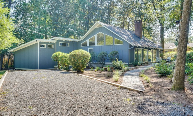 Summerville Historic District House | Cozy Abode w/Yard ~ 1 Mi to Dtwn Summerville