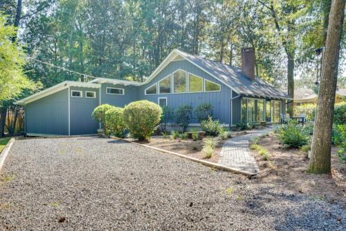 Summerville Historic District House | Cozy Abode with Yard about 1 Mi to Dtwn Summerville