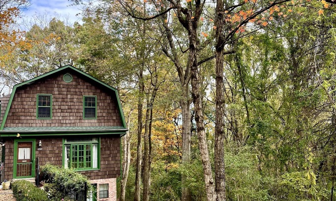 Oxford House | Cozy and comfortable. Just a few minutes walk to the Square and the University.