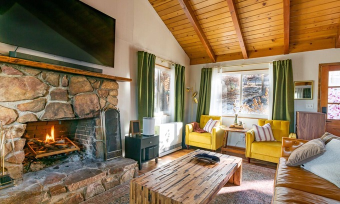 Fox Farm Cabin | Cozy and modern Yena Cabin in Big Bear. Family-Friendly!