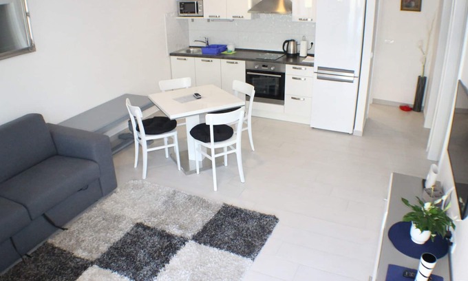 Promajna Apartment | Cozy and pet-friendly 2 bedroom apartment in tourist pearl Promajna, Croatia