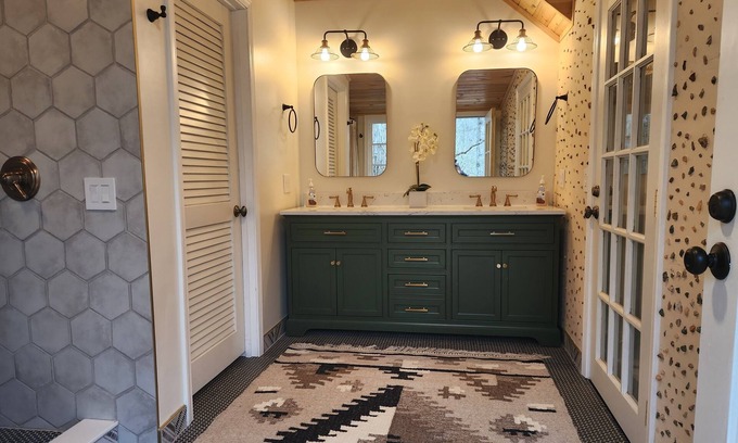 Franklin Cabin | Cozy and Private Gem Cabin in the Smoky Mtns of NC, dog friendly, great views!