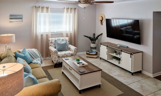 South Pinellas Community Council Apartment | Cozy and Quiet Dog-Friendly Retreat, Perfectly Located Near Madeira Beach.