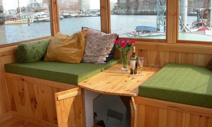 Amsterdam West Boat Rental | Cozy and romantic apartment in captain's steering cabin