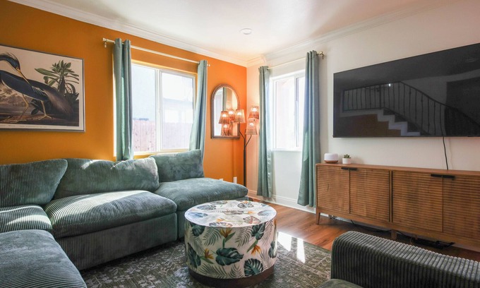 Los Angeles Apartment | Cozy and Spacious Duplex