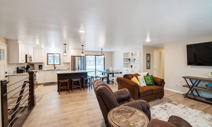 Green Bay House | Cozy and spacious home 2 blocks from Lambeau Field!