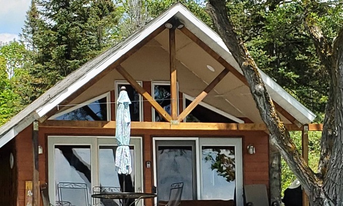 Pickerel Cottage | Cozy and welcoming 1 bedroom cottage on Pickerel Lake. Sleeps 4.