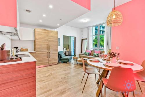 Hollywood Apartment | Cozy Apartment - Hot Tub - NearBeach - Broad - walk